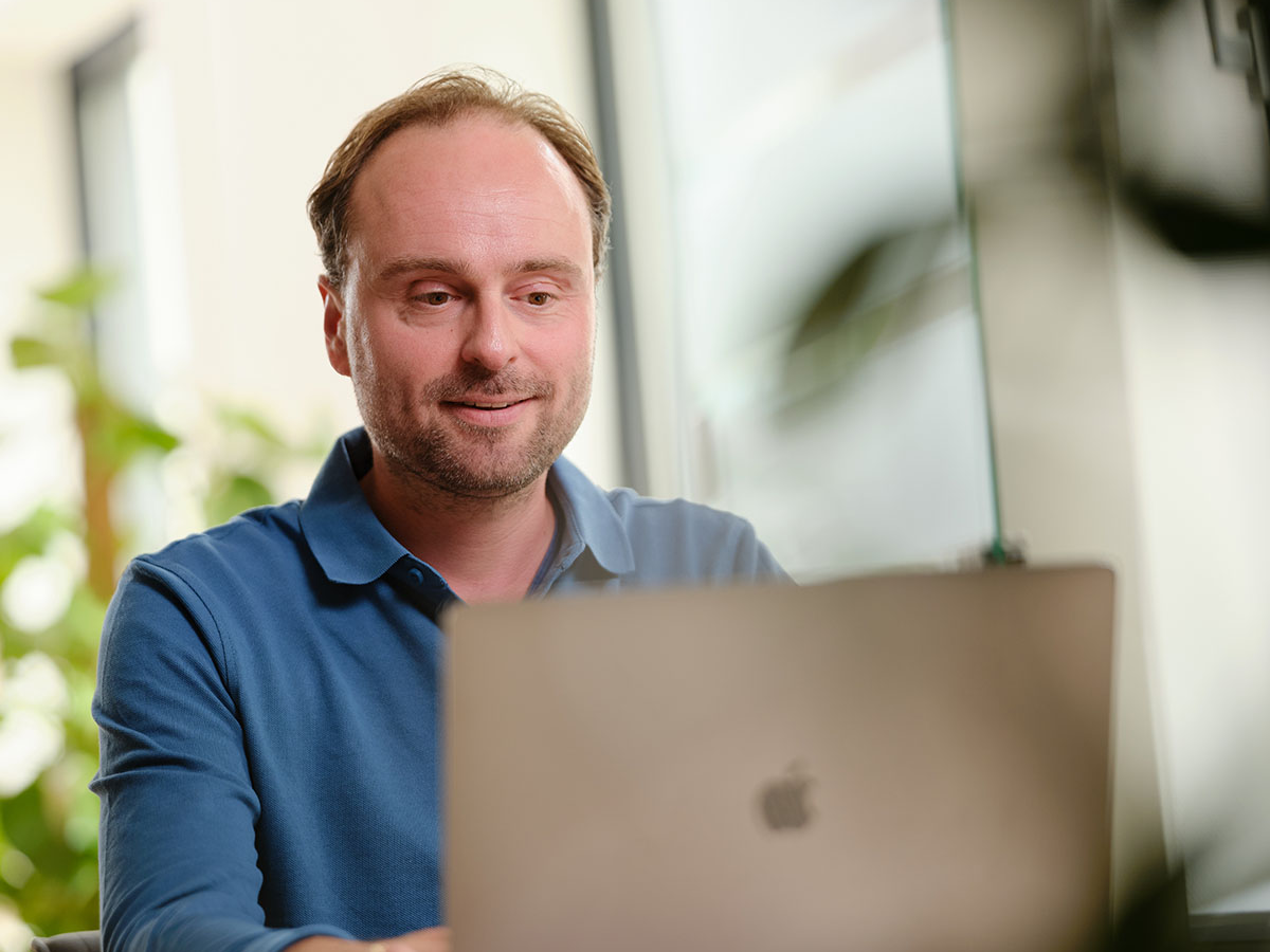 Foto van een deelnemer op zijn laptop in het onderzoekscentrum van ICON